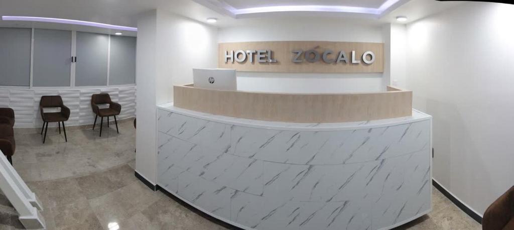 eine Lobby mit einem Hotel-Zoocalo-Schild und Stühlen in der Unterkunft Hotel Zócalo Chilpancingo in Chilpancingo de los Bravos