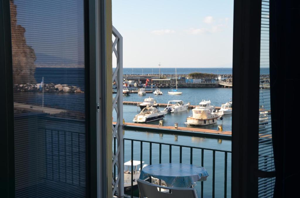 - une vue sur un port de plaisance avec des bateaux dans l'eau dans l'établissement SEAINSIDE HOUSE - PENISOLA SORRENTINA, à Piano di Sorrento