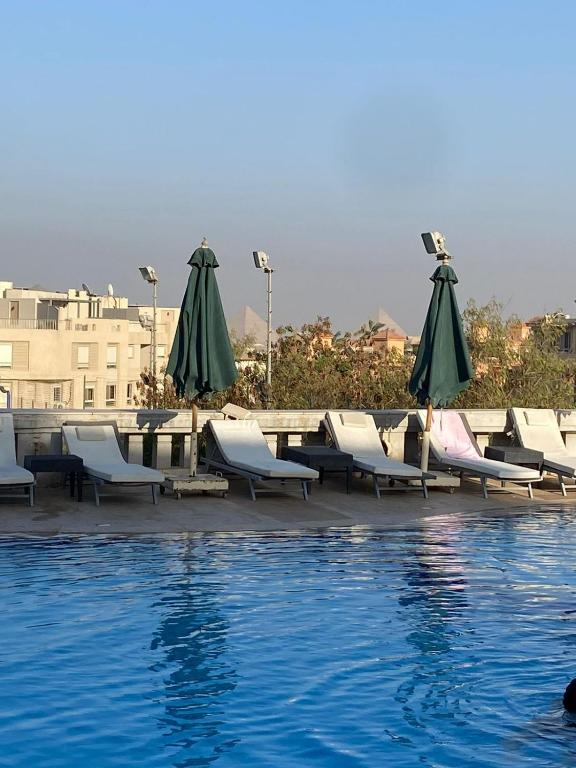 Bazén v ubytování K Boutique Hotel MedSpa-Pyramids & Grand Egyptian Museum nebo v jeho okolí
