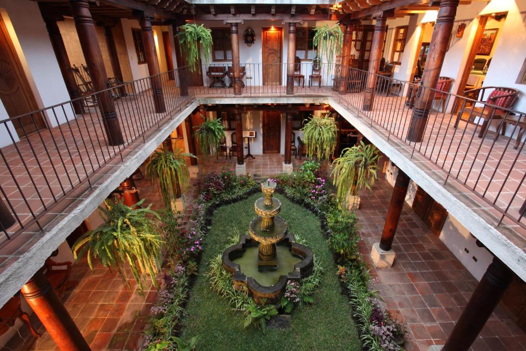 een uitzicht op een gebouw met een fontein bij Hotel Candelaria Antigua in Antigua Guatemala