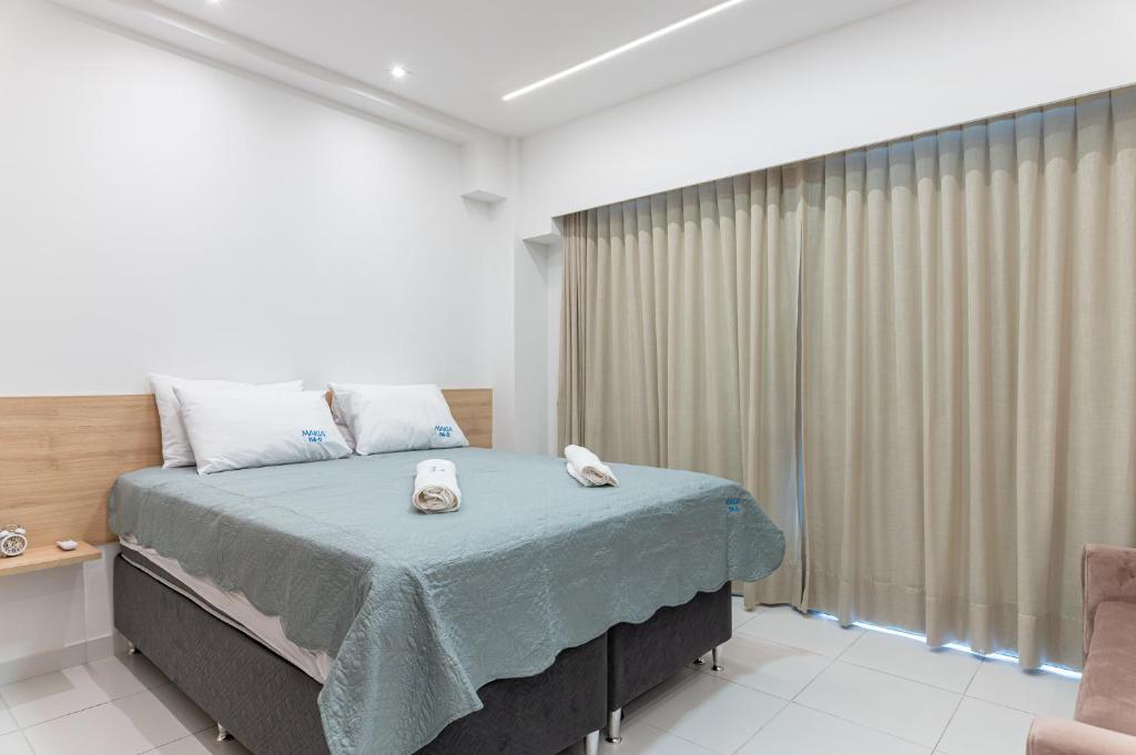Un dormitorio con una cama con toallas. en Makia114experience, en Porto de Galinhas