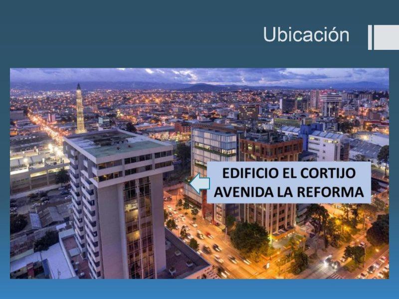 una ciudad con una señal que lee ubico el connotación en apartamento 407 zona 9, en Guatemala