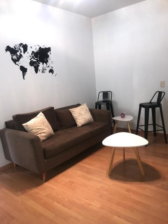 sala de estar con sofá y mesa en Excelente departamento con ubicación ideal en Buenos Aires
