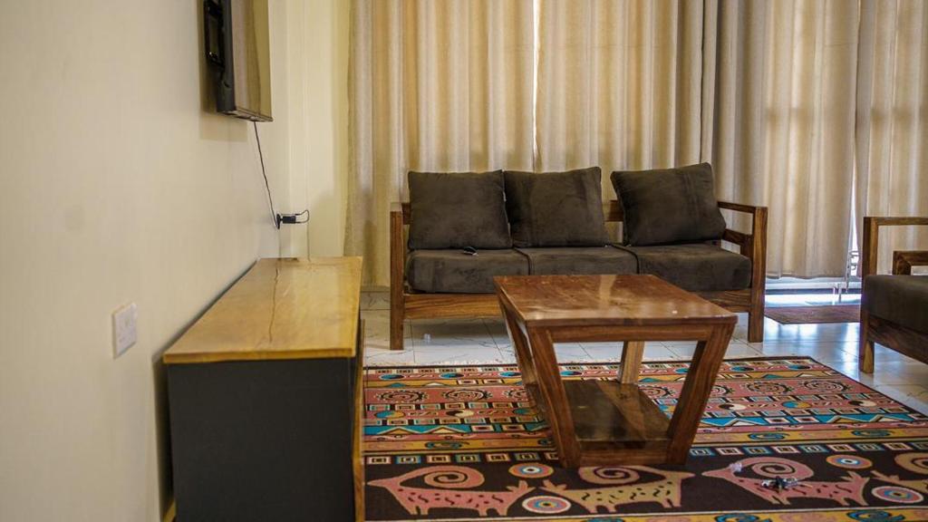 een woonkamer met een bank en een tafel bij Serene villa in Jinja