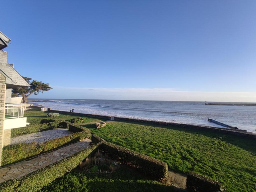 a view of the ocean from a house at Appartement 3P avec Balcon et Parking - Sarzeau - FR-1-639-1 in Sarzeau