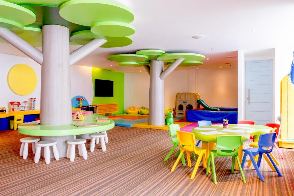 Dětský klub v ubytování Holiday Inn Resort Phuket Karon Beach by IHG