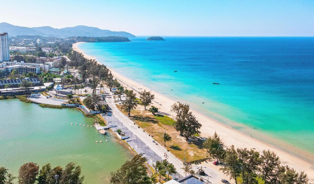 Ett flygfoto av Holiday Inn Resort Phuket Karon Beach, an IHG Hotel