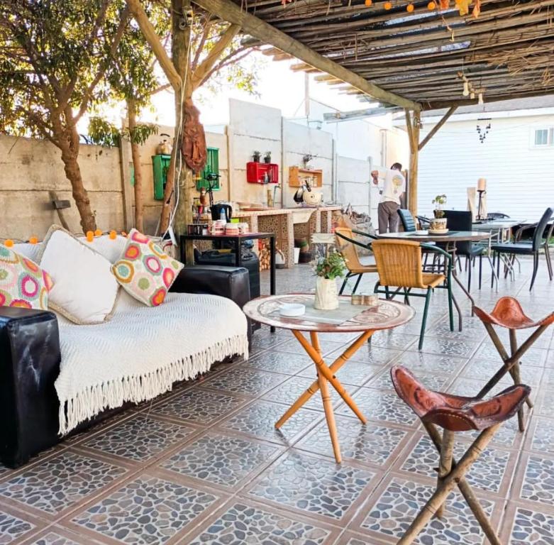 un patio con sofá, sillas y mesas en aGlampar Toto Península Beach, en Coquimbo