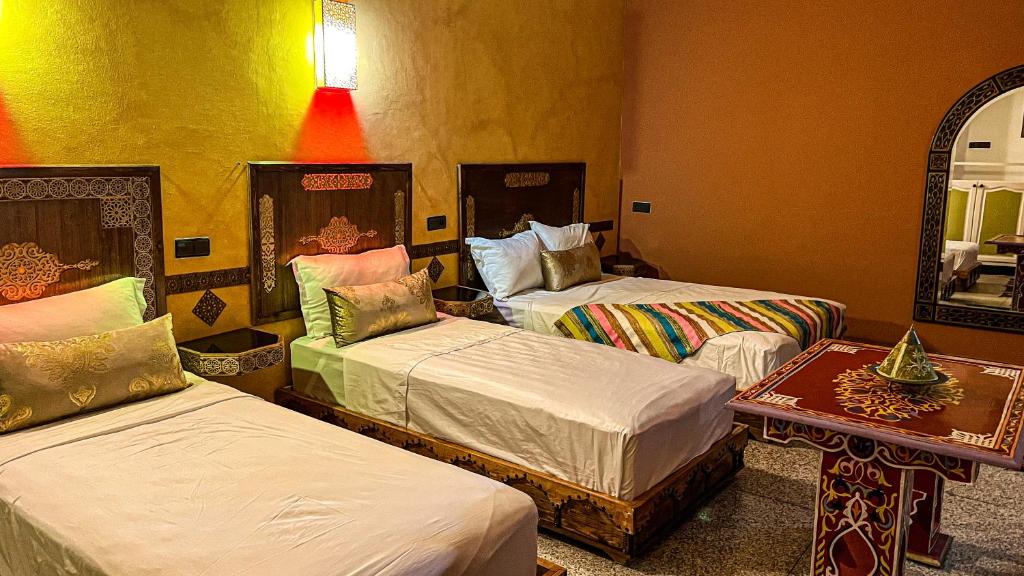 Postel nebo postele na pokoji v ubytování Riad Dar Doura