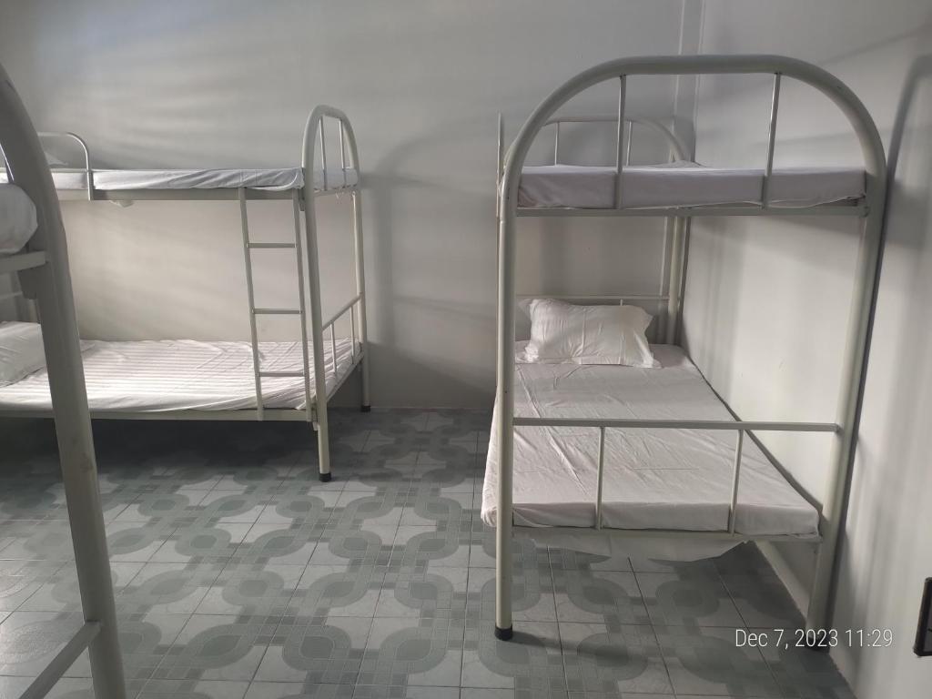 מיטה או מיטות קומותיים בחדר ב-Rhythm Bollywood Guesthouse