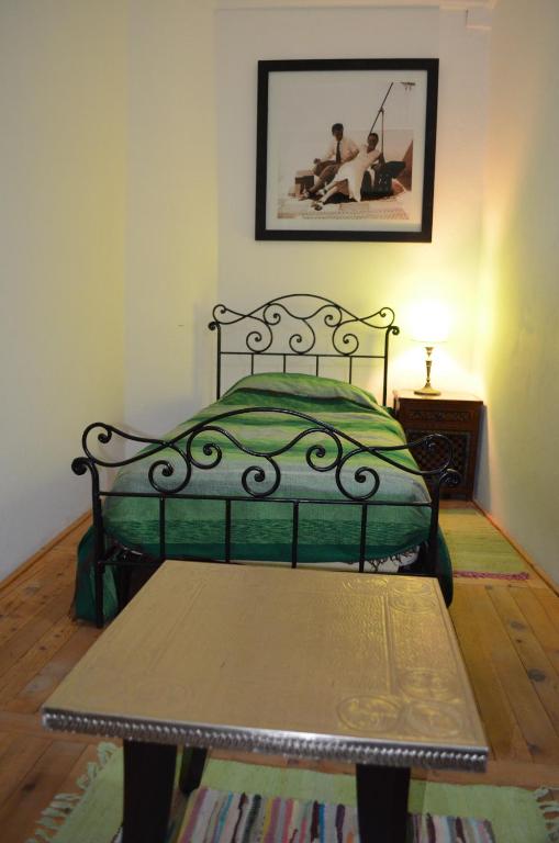 Una cama o camas en una habitación de Tanger Chez Habitant