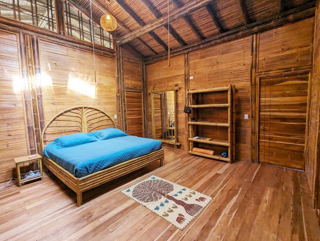 Postel nebo postele na pokoji v ubytování Yogachal Vista Mar Bamboo House in the Jungle