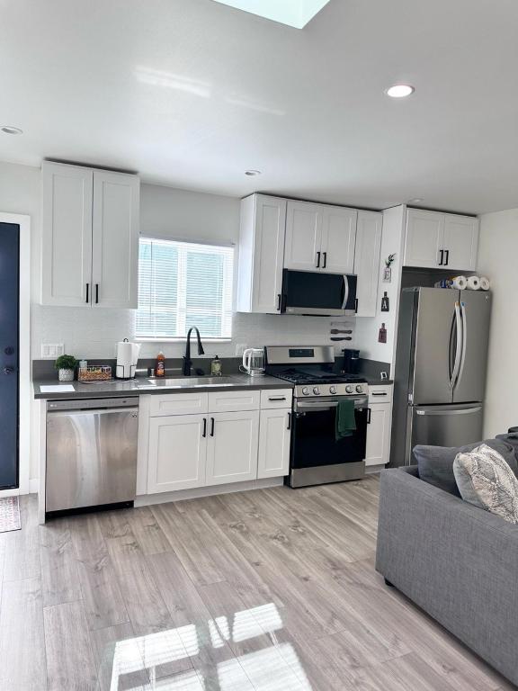 Kuchyň nebo kuchyňský kout v ubytování New built house in Los Angeles and Hottube!