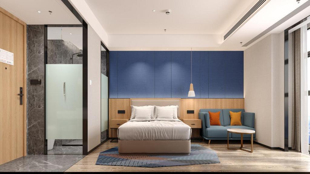 Un pat sau paturi într-o cameră la Holiday Inn Express Huangshi Cihu Lake, an IHG Hotel