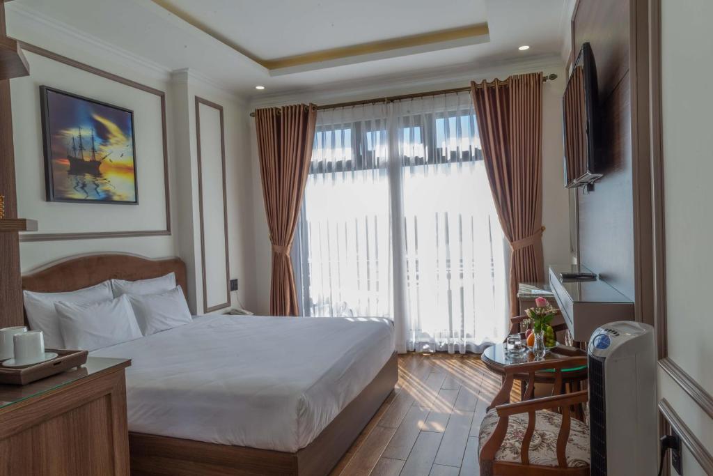Postel nebo postele na pokoji v ubytování Win Hotel Đà Lạt