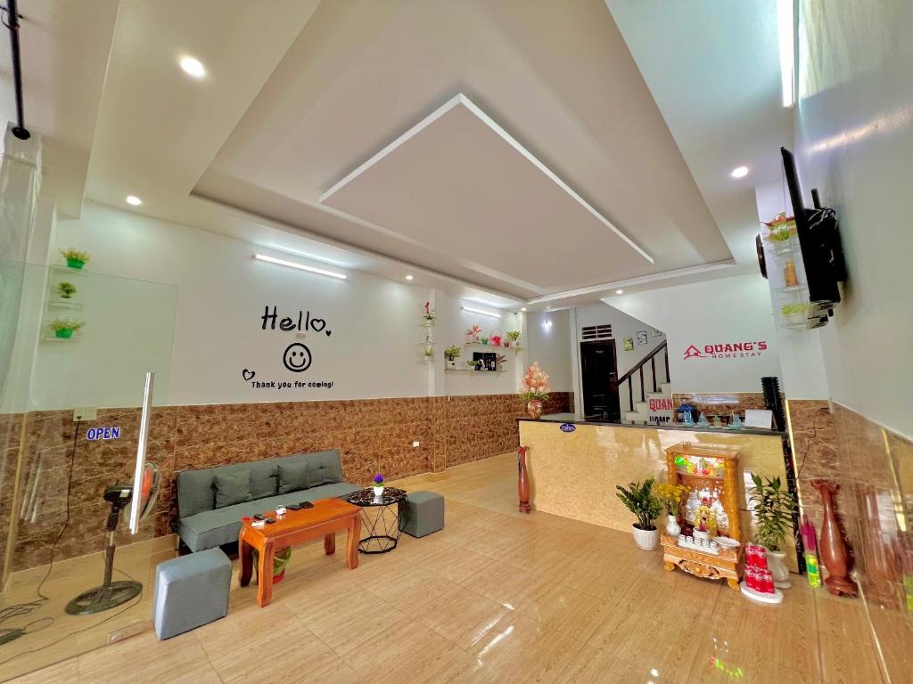 - un hall d'un magasin avec un canapé et une table dans l'établissement Quang Hostel, à Phú Vang