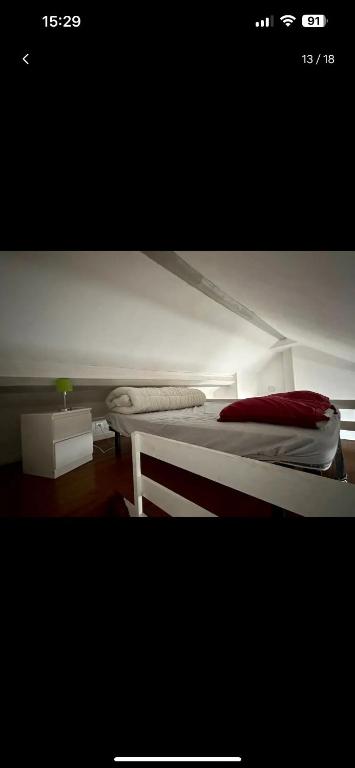 A bed or beds in a room at studio meuble 3 piliers droite