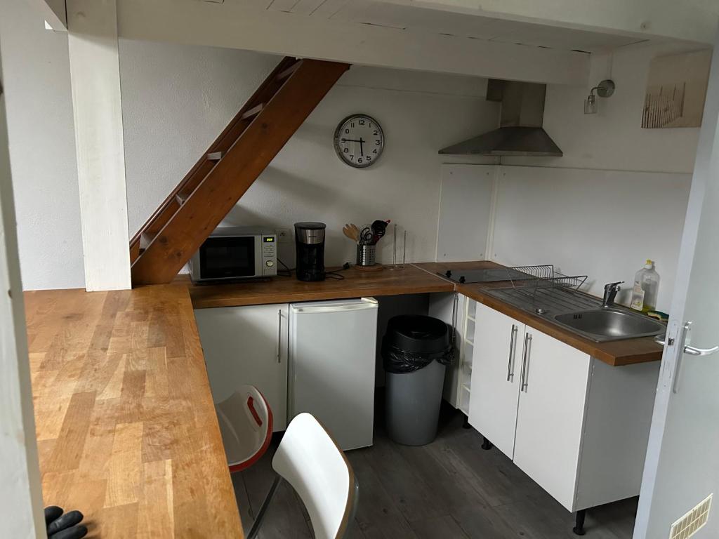 A kitchen or kitchenette at studio meuble 3 piliers droite