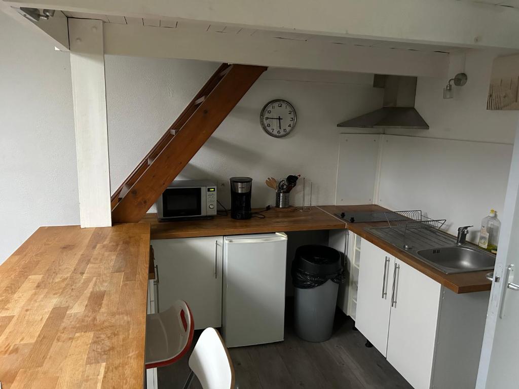 A kitchen or kitchenette at studio meuble 3 piliers droite