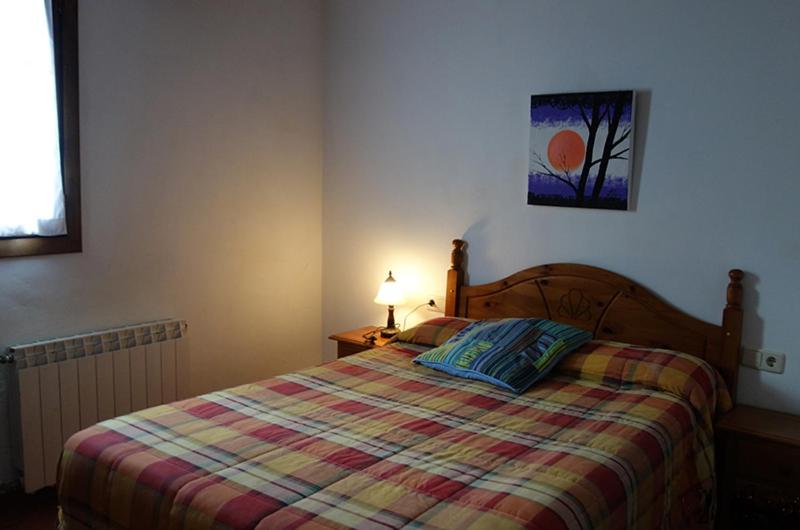 um quarto com uma cama com uma colcha colorida em EGO House na Cidade do Panamá