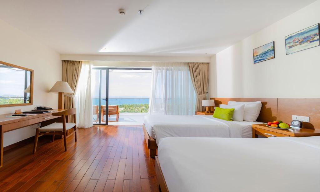 Deluxe Twin Ocean View with Bathtub