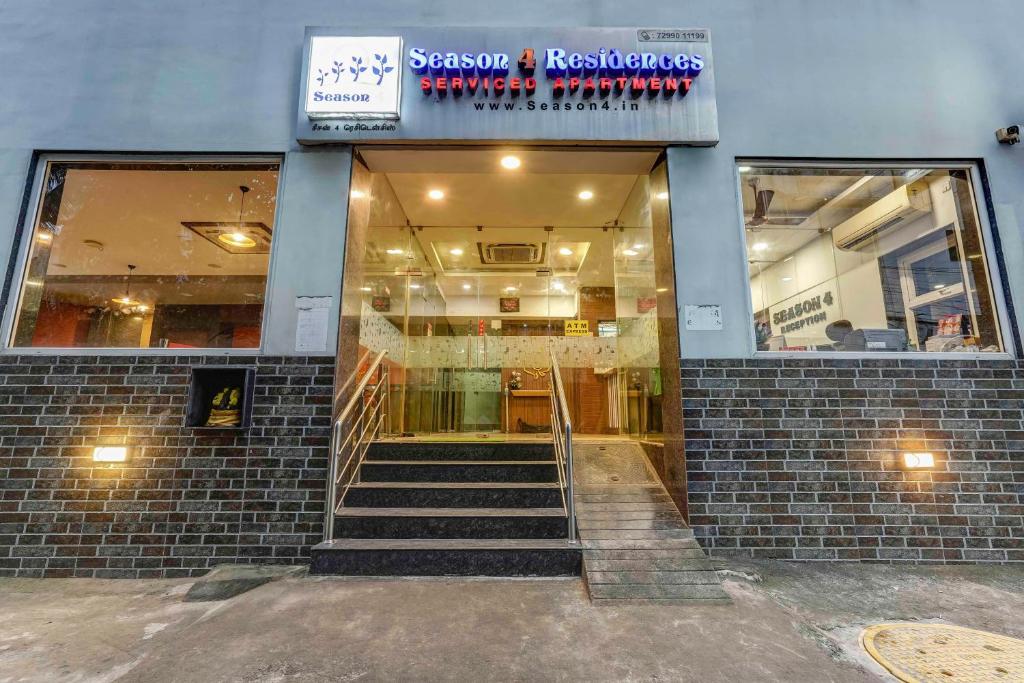 een gebouw met een trap voor een winkel bij Season 4 Residences - Nungambakkam Near US consulate, Apollo Hospital, Shankar Nethralaya in Chennai