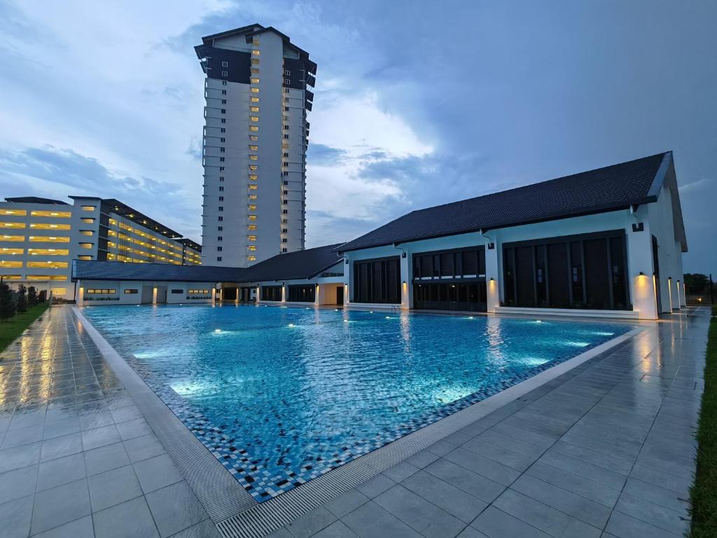 uma grande piscina em frente a um edifício em Aspirasi Homestay Cyberjaya em Cyberjaya