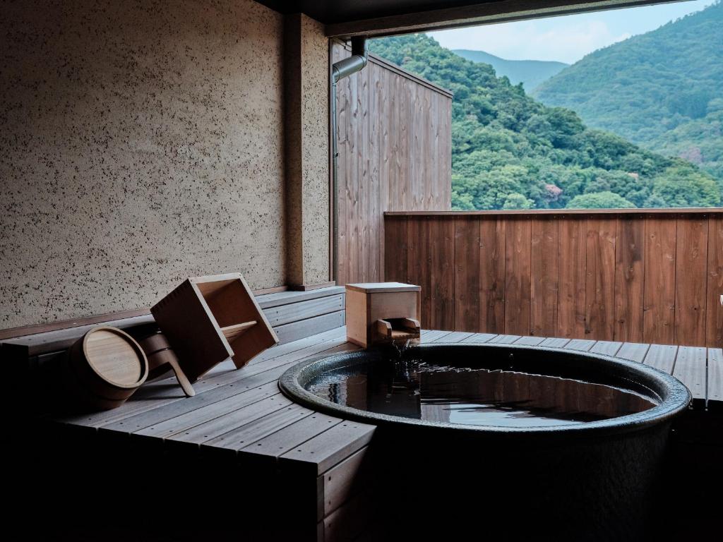 bagno con vasca e vista sulle montagne di Hatago Kintoen a Hakone