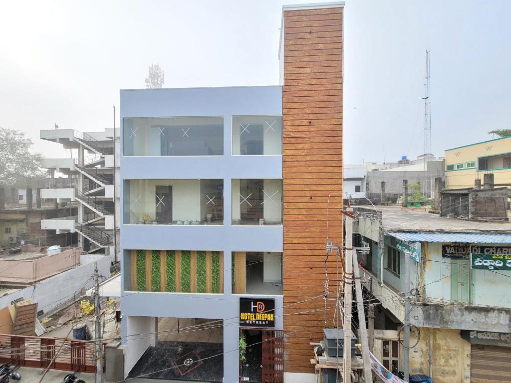 een hoog bakstenen gebouw met ramen aan de zijkant bij Hotel Deepak Retreat in Gudivāda