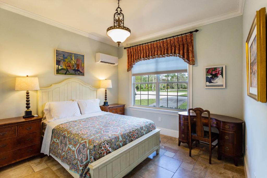 1 dormitorio con cama y ventana en Knickerbocker Suite 8A 8B, en Naples