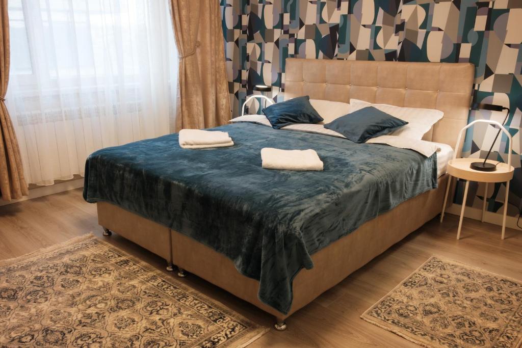 a bedroom with a large bed with two towels on it at Konstanzer 44 - 1 camera, bucaterie, aer conditionat, masina de spalat in Iaşi