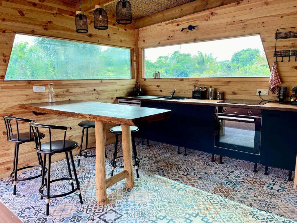 リフーにあるÔ Naturel Lodge Lifouのキャビン内のキッチン(テーブル、椅子付)