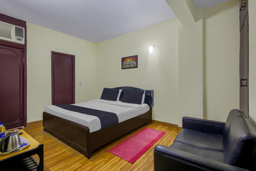 Postel nebo postele na pokoji v ubytování Hotel O Malhotra BnB