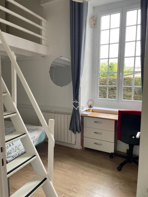 een slaapkamer met een bureau en een stapelbed bij Charmant appartement T2 plein centre ville in Saint-Brieuc