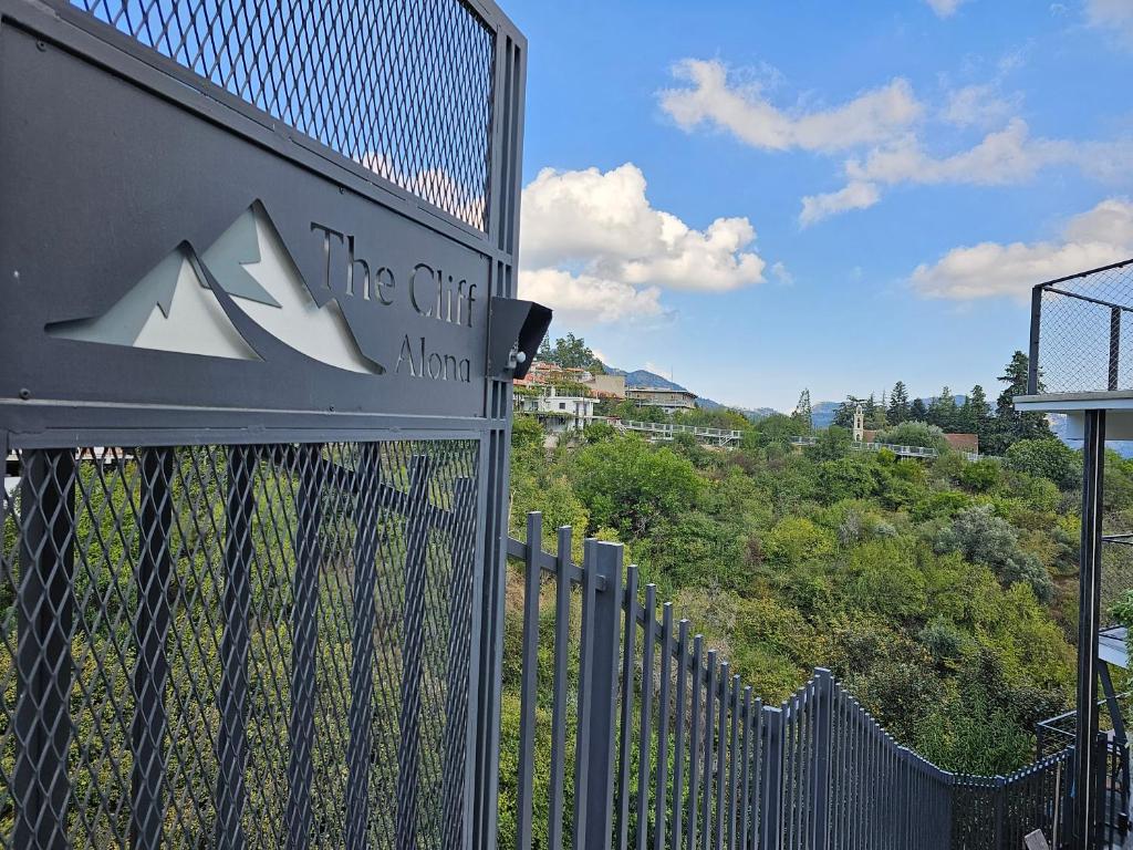 un panneau sur le côté d'une clôture dans l'établissement THE CLIFF ALONA, à Alona