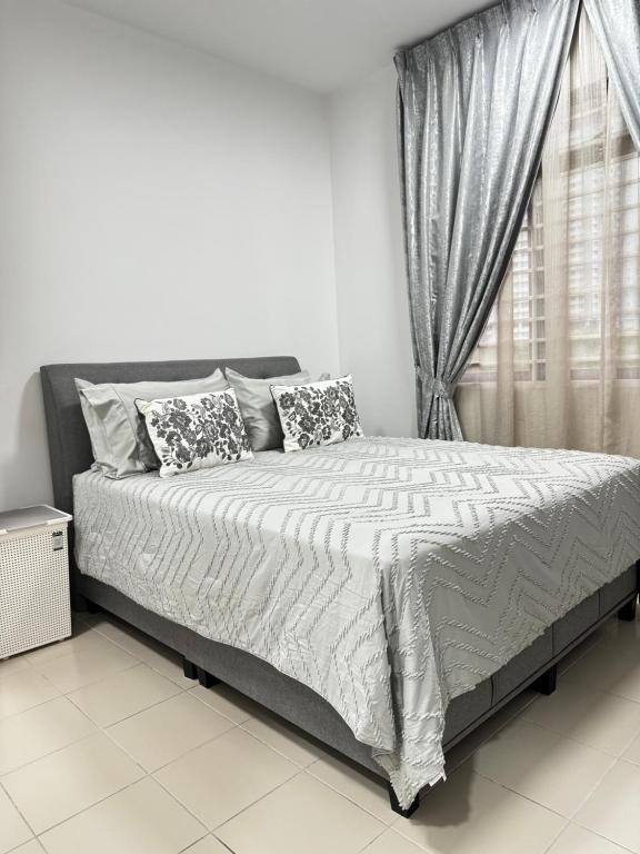 Un pat sau paturi într-o cameră la Chahya Embun @Putrajaya