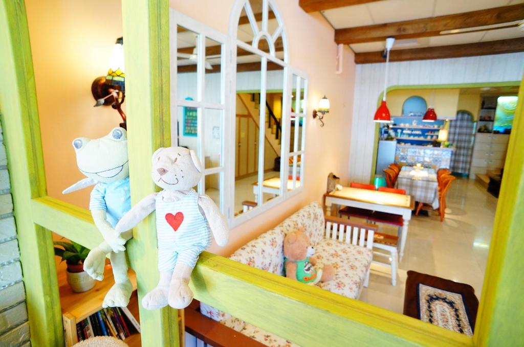 a doll house with two stuffed animals on a shelf at 洄瀾雅舍民宿-近火車站-東大門夜市附近 in Hualien City