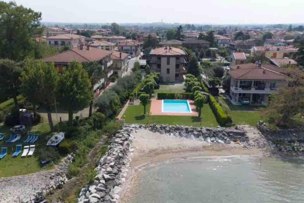 - une vue aérienne sur un complexe avec une piscine dans l'établissement Splendida location con spiaggia privata, à Sirmione