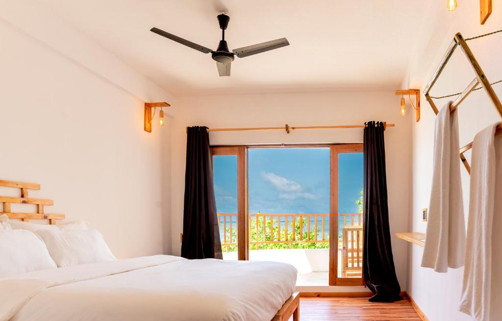 um quarto com 2 camas e uma janela em Manta Sea View Himandhoo em Himandhoo 