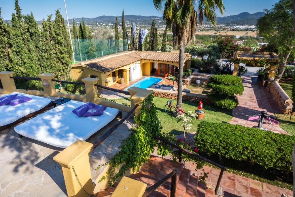 una vista aérea de una casa con piscina en Pikes Ibiza en San Antonio