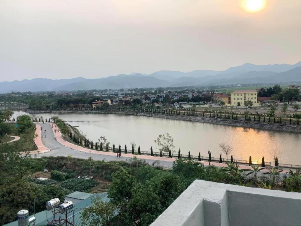 Blick auf einen Fluss mit einer Straße und eine Stadt in der Unterkunft Minh Thủy Hotel - 32 Nguyễn Chí Thanh, Điện Biên - by Bay Luxury in Diện Biên Phủ