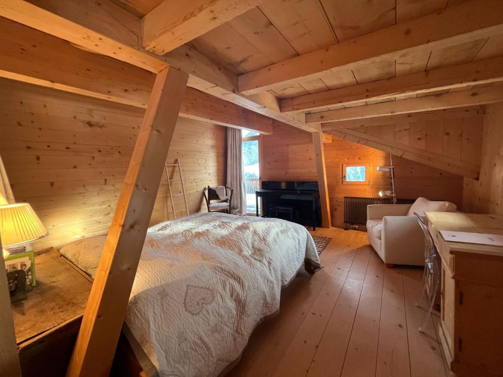 een slaapkamer met een bed in een blokhut bij Chalet Wiesen in Davos