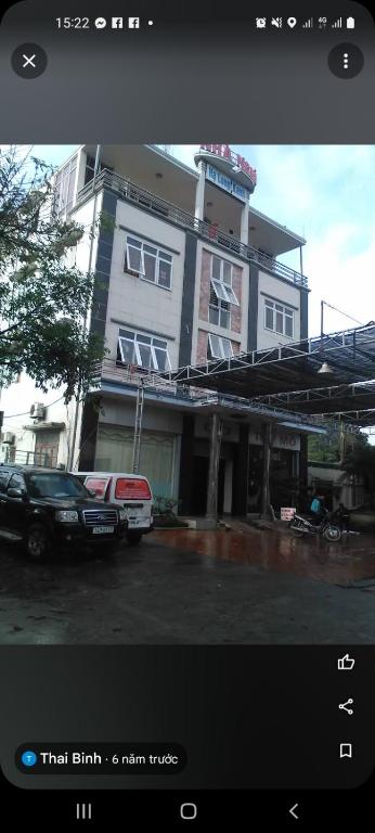 un bâtiment avec une voiture garée devant lui dans l'établissement Hạ Long Xanh Hotel, à Hòn Một