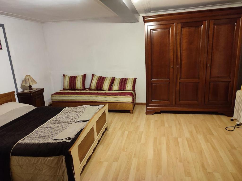 ein Schlafzimmer mit einem Bett und einem Sofa darin in der Unterkunft chambre 21m2 in Zilling