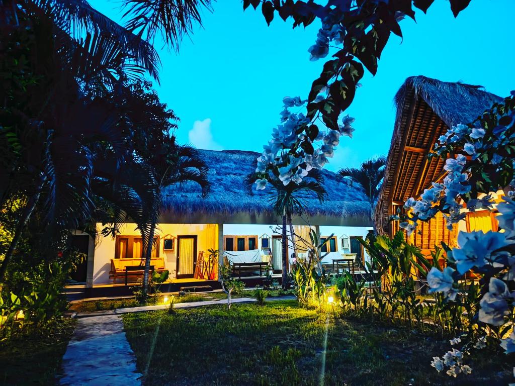 een resort met uitzicht op een tuin met palmbomen bij Mengalung Bungalow in Kuta Lombok