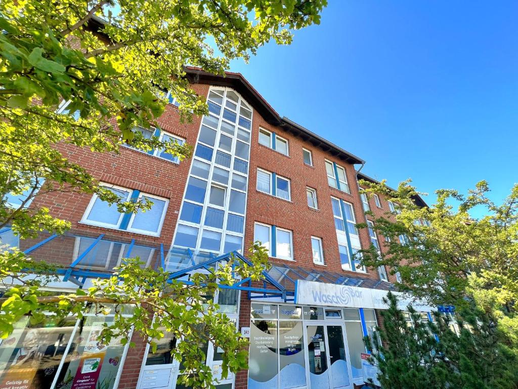 - un bâtiment en briques avec des fenêtres sur le côté dans l'établissement Ferienwohnung Blumenberg, à Binz