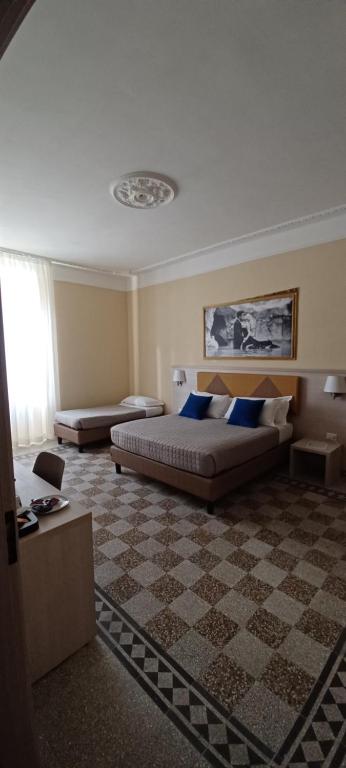 una camera con un letto e un pavimento a scacchi di Vatican View Rooms a Roma