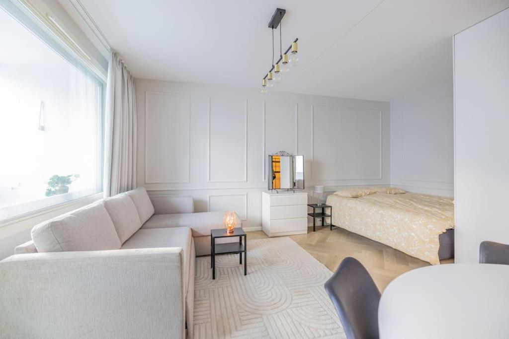 Khu vực ghế ngồi tại 30m2 studio - 500m from train station to Airport and Helsinki city centre