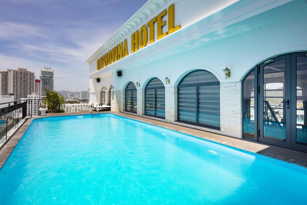 芽莊的住宿－Daphovina Hotel，大楼顶部的大型游泳池