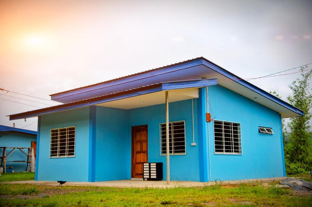 TambunanにあるKRPV Homestayの青い家